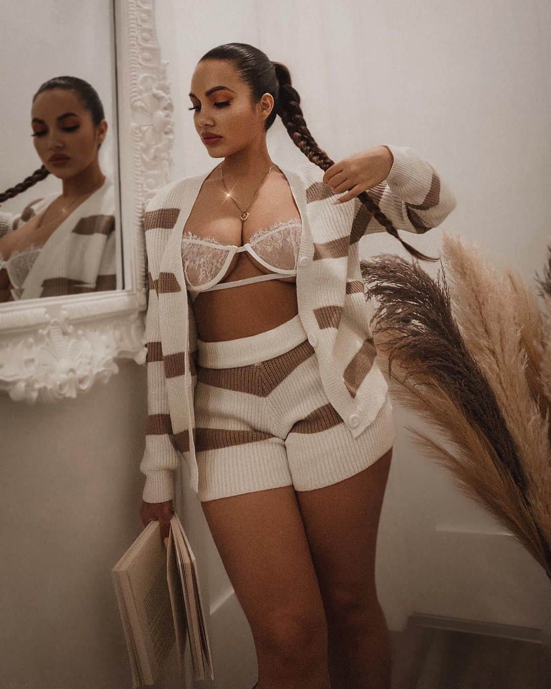 Aylen Aのインスタグラム：「@fashionnova .. All I need is a good book 📖 Any recommendations? Fashionnovapartner」