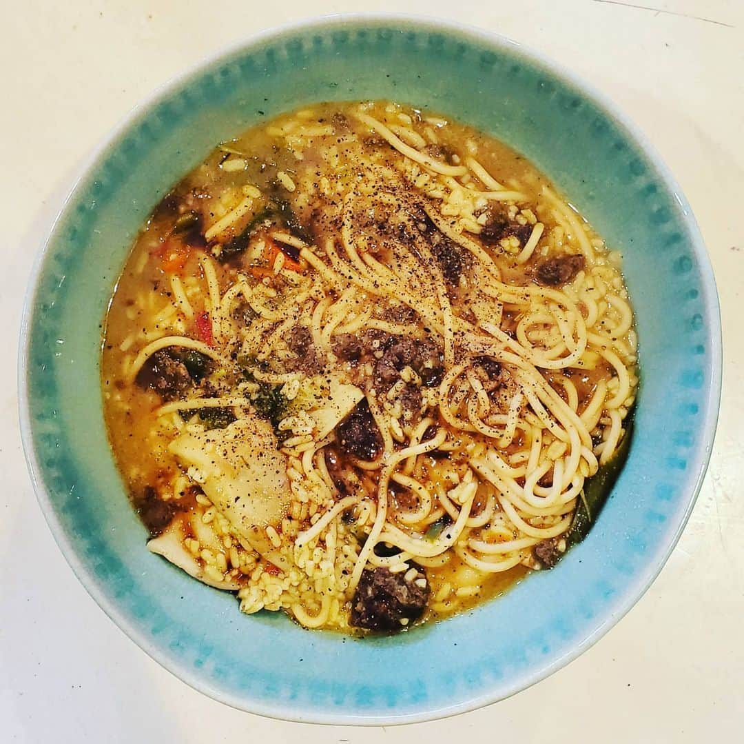 のインスタグラム：「PLANT BASED DUMPLINGS KALE RICE PUMFU SAUSAGE IN HOISIN SAUCE #GASOLINEKITCHEN  🍜🥟🥕🥬🌶🥦🧄🧅🌿 @amyskitchen #asiandumplings in HOISIN SAUCE  @jrorganicsfarm organic #lacinatokale  @rightrice garlic herb #rice  @pumfu @foodies #chipotle #pumfu @risebrewingco #oatmilk  @pacificfoods #VEGETABLEBROTH  @sandiegotempeh #coconutaminos  @mountainroseherbs black pepper  #vegan #veganfood #whatveganseat #plantbased #vegetarian #VEGANGOOD #vegansofig #veganfoodie #foodie #plantbased #plantbasedfood #plantbasedfoodie @gasolineglamour #gasolineglamour  @marketbox.sd  #marketboxsd  @gtfoitsvegan  #gtfoitsvegan #dumplings」