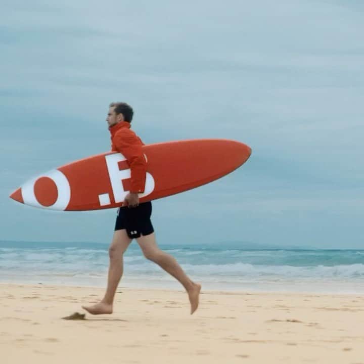 オールバーブラウンのインスタグラム：「OB Weekender is here! Our brand-new capsule is a bold and unapologetic twist on retro sportswear, featuring contrast zips, chunky stitching and statement branding. And in case you're wondering, the ‘7’ logo on our Bulldog swim shorts honours the year we came to be (2007).  Shop the capsule via the link in bio 🚴‍♂️ #DoseOfSun #OBsAroundTheWorld #OrlebarBrown」