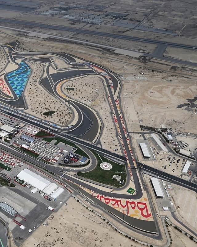 F1さんのインスタグラム写真 - (F1Instagram)「Back-2-back in Bahrain 🌵🙌 Here. We. Come!  #BahrainGP 🇧🇭 #Formula1 #F1」11月23日 6時47分 - f1