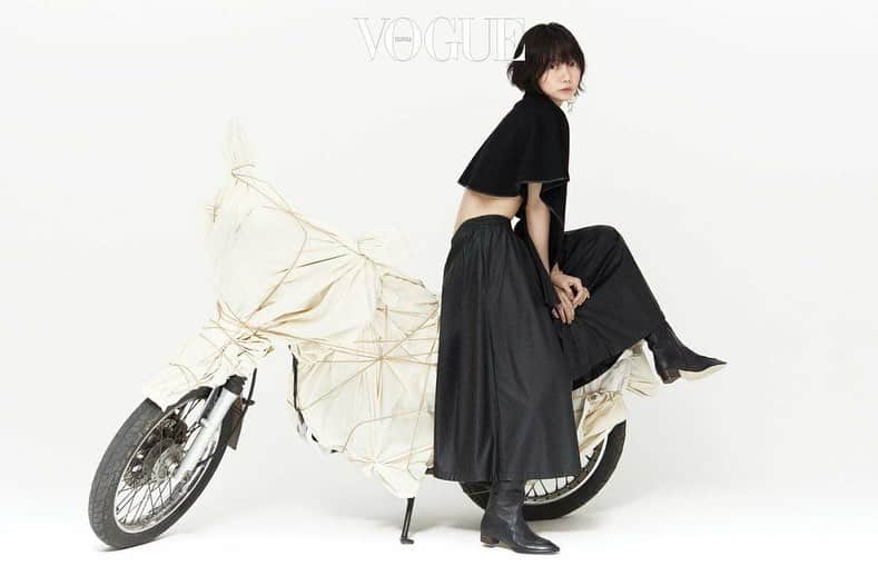 ペ・ドゥナのインスタグラム：「Vogue dec2020 issue  LeBeige By @jangdukhwa   @voguekorea  @lebeige_official」