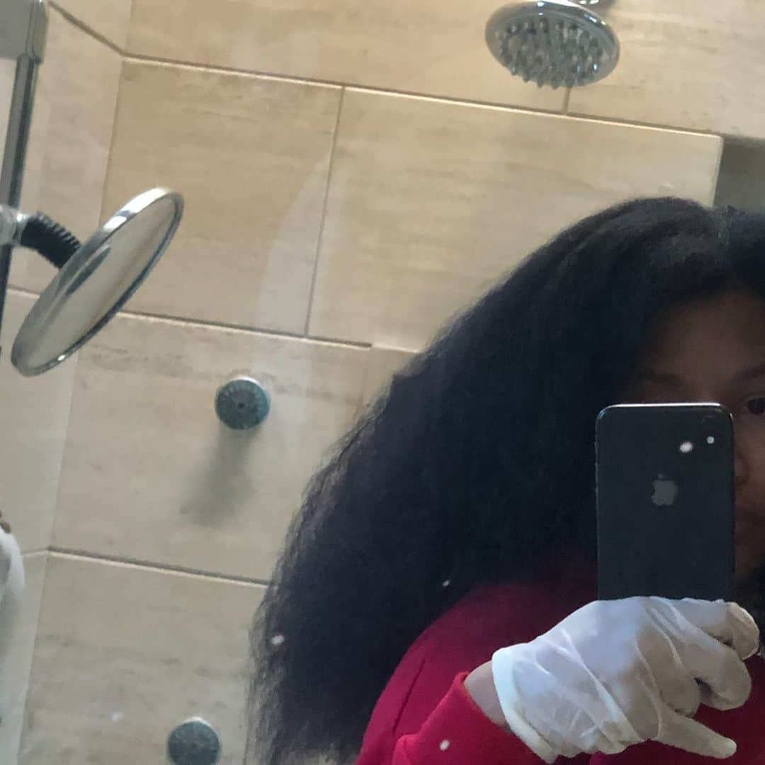 ニッキー・ミナージュさんのインスタグラム写真 - (ニッキー・ミナージュInstagram)「If I perm my hair it’s gon b touchin my booty. Should I perm it yall? Real hair to match my real big ol ghetto booty. Ugh love this for me 🤪」11月23日 6時41分 - nickiminaj