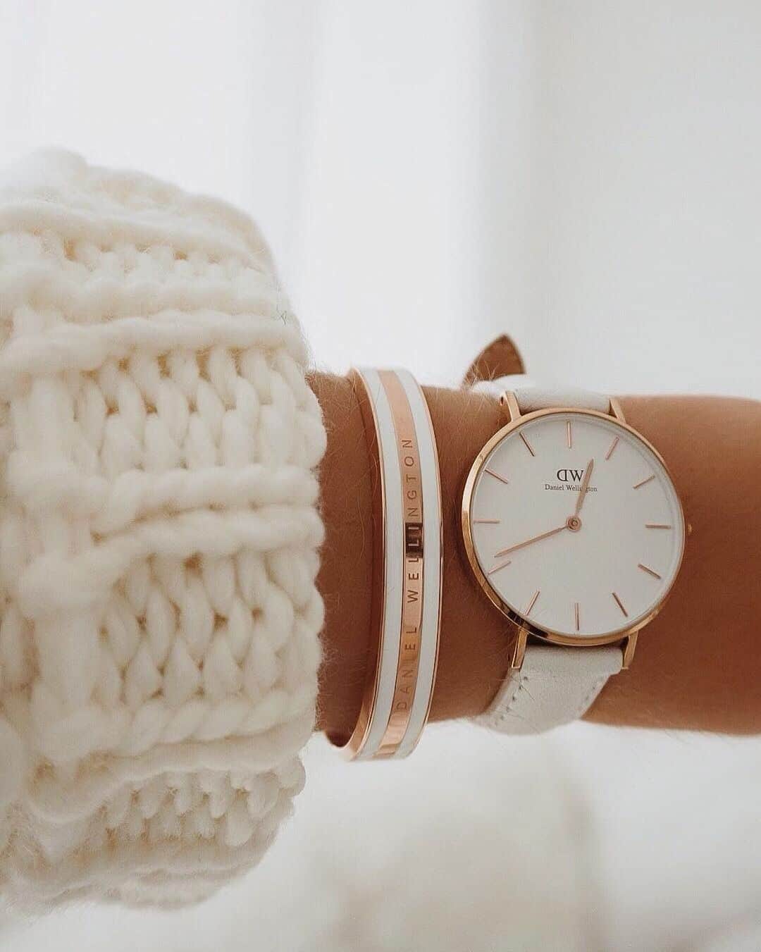 Style Fashion Luxuryのインスタグラム：「BLACK WEEK OFFERS! 50% OFF selected items + 15% EXTRA off with code  STYLEBOOK  on Danielwellington.com  @danielwellington」