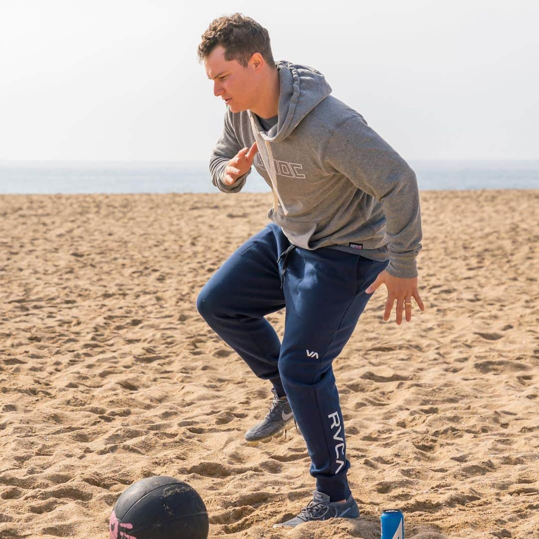 ジョク・ピーダーソンさんのインスタグラム写真 - (ジョク・ピーダーソンInstagram)「Beach work outs with @AshocEnergy 💪🏻 Great before any work out, who wants a FREE CASE? Follow @AshocEnergy & Tag 3 friends below to win! #AshocEnergy」11月23日 6時51分 - yungjoc650