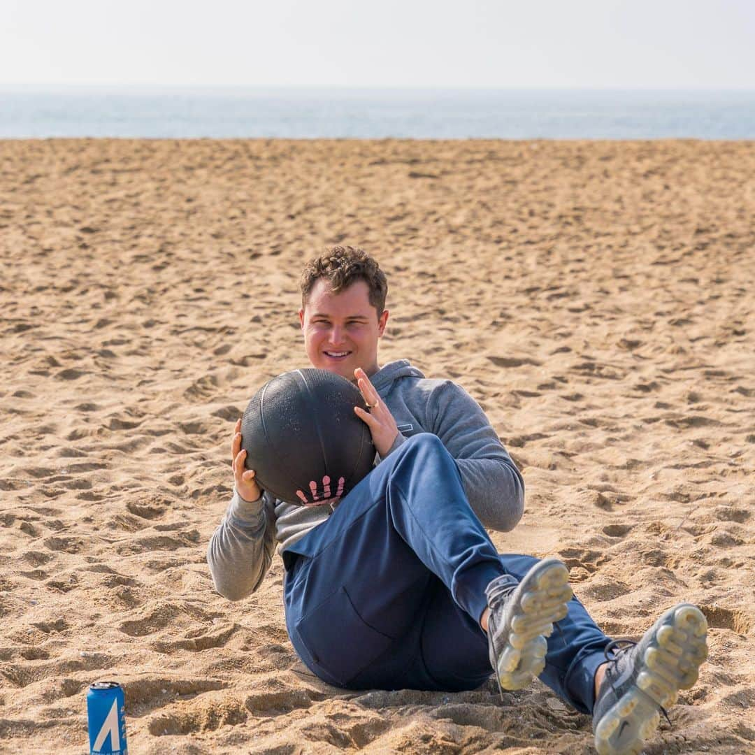 ジョク・ピーダーソンさんのインスタグラム写真 - (ジョク・ピーダーソンInstagram)「Beach work outs with @AshocEnergy 💪🏻 Great before any work out, who wants a FREE CASE? Follow @AshocEnergy & Tag 3 friends below to win! #AshocEnergy」11月23日 6時51分 - yungjoc650