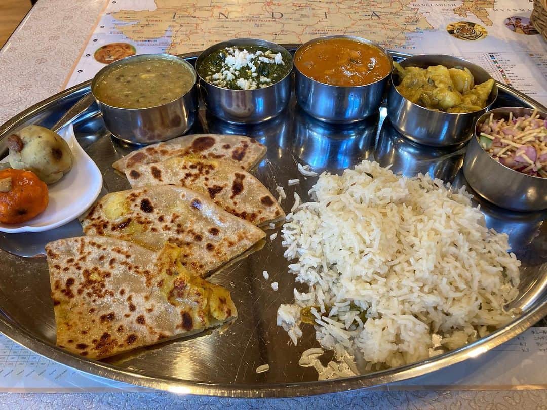 酒井莉加さんのインスタグラム写真 - (酒井莉加Instagram)「ケララバワンのスペシャルランチ。 めちゃくちゃ美味しかったなぁ。 ご飯少なめにしてもらったけど、もう少し食べれたかも。 毎週違うランチが味わえるので毎週オーナーさんのインスタをチェックしている。 インドに行った事ないけど、インドにいるような気分になる。 インドカレー🇮🇳南インドカレーの仕込みって結構大変だからこんな色んなバージョンを毎日作っている事だけで本当凄いといつも思う。 他のカレー屋さんも凄いと思う。 あぁ、またカレーが食べたくなってきた。 #ケララバワン #カレー」11月23日 6時59分 - sakairika26