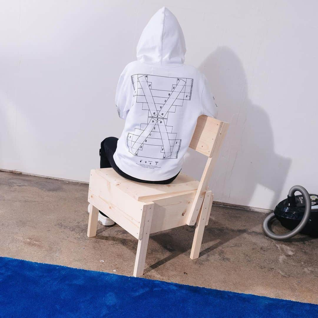 OFF-WHITE C/O VIRGIL ABLOHさんのインスタグラム写真 - (OFF-WHITE C/O VIRGIL ABLOHInstagram)「Off-White™ c/o Enzo Mari “Modular Hooded Sweatshirt”.  Creative Director @virgilabloh alongside international artists and designers have been invited to take part in paying tribute to Mari site-specific installations and new, specially commissioned works at @triennalemilano.  Off-White™ “Triennale - Enzo Mari” hoodie inspired by Enzo Mari’s graphics is now available online at off---white.com.  photography c/o @piotrniepsuj」11月23日 7時08分 - off____white