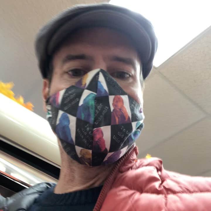 スコット・フォーリーのインスタグラム：「She’s a beauty is the song, who’s the artist!? #thanksgivingshopping」