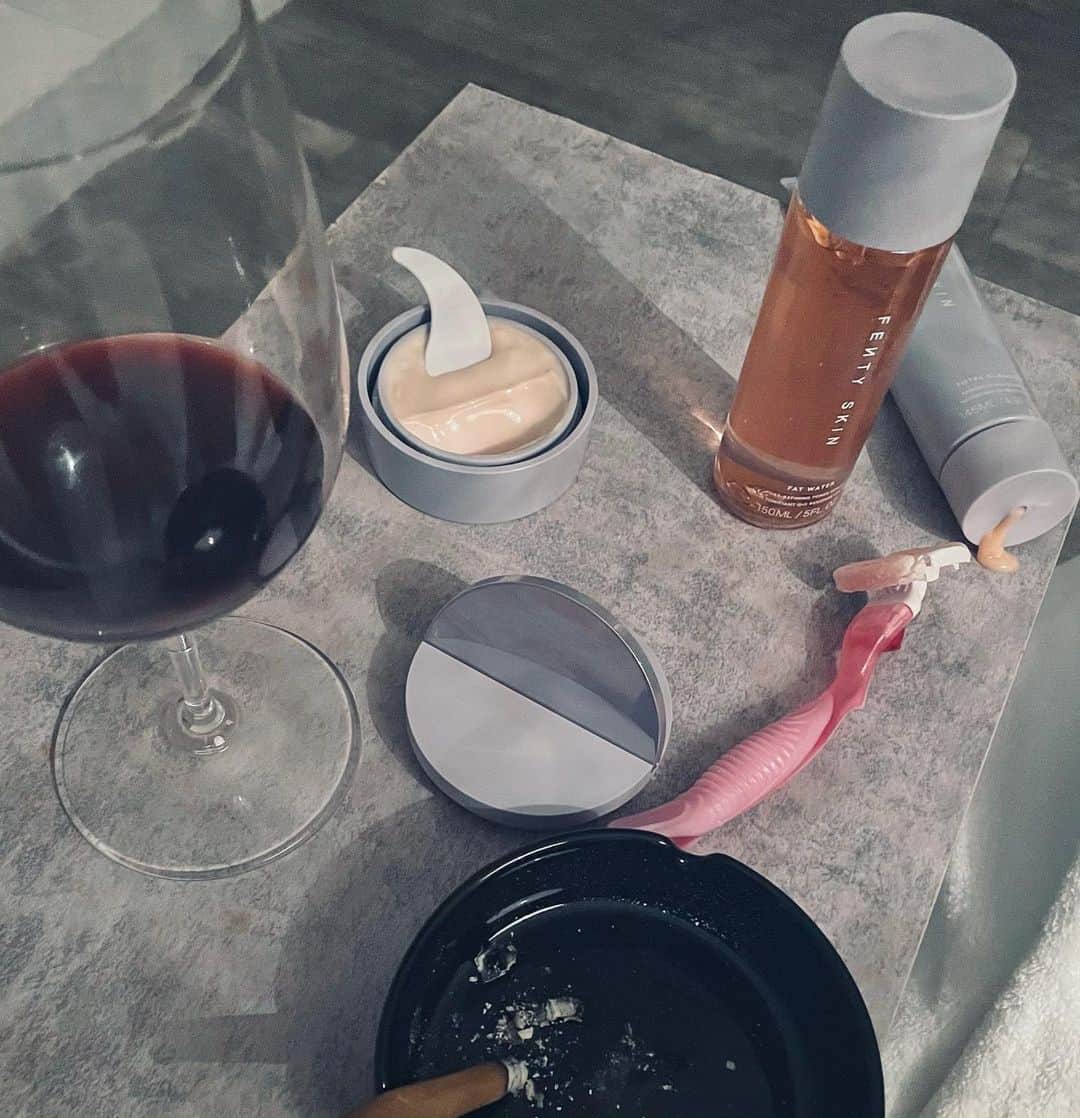 リアーナのインスタグラム：「you already know it’s #SELFCARESUNDAYS 🧖🏿‍♀️ @fentyskin」