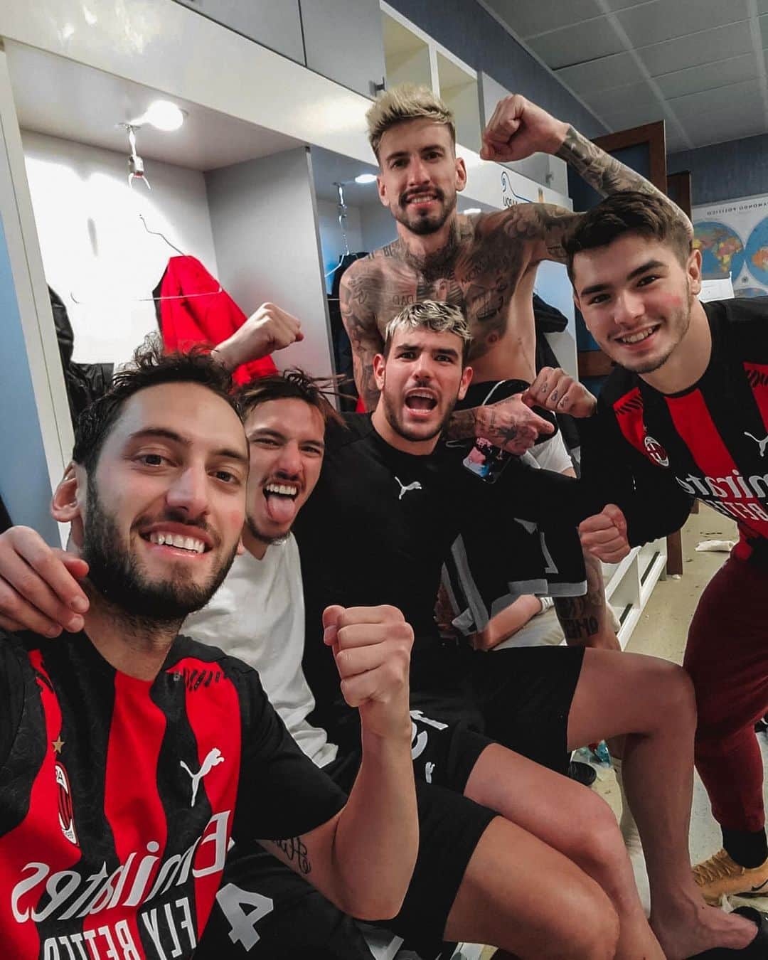 ハカン・チャルハノールのインスタグラム：「3️⃣ puan = soyunma odası selfiesi 💪🔴⚫️  3️⃣ punti = selfie post-partita 😉🔴⚫️  3️⃣ points = dressing room selfie 🤳 🔴⚫️」