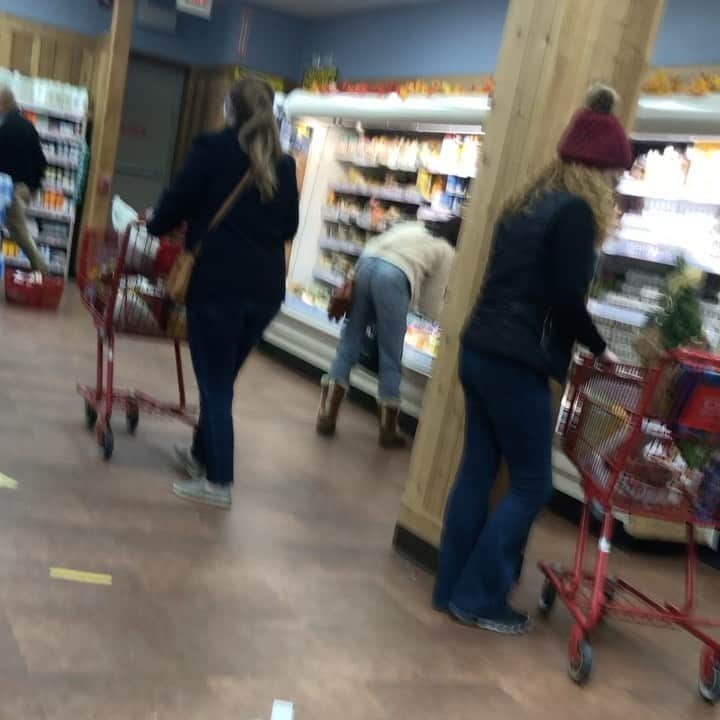 スコット・フォーリーのインスタグラム：「That list is bullshit. #thanksgivingshopping」