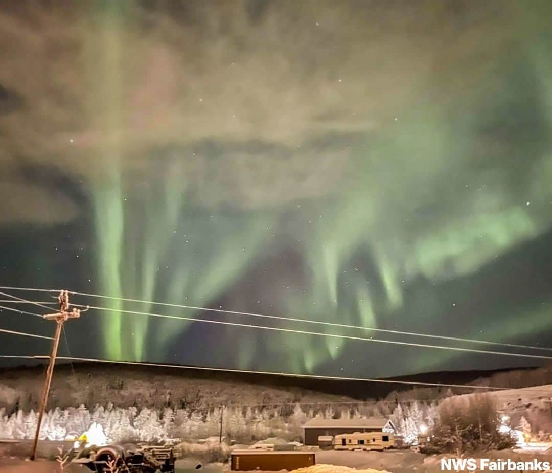 ABC Newsさんのインスタグラム写真 - (ABC NewsInstagram)「Light in the sky: Photos capture Saturday night's stunning Aurora Borealis over Alaska.」11月23日 7時30分 - abcnews