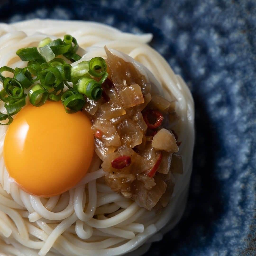 Komerco-コメルコ-さんのインスタグラム写真 - (Komerco-コメルコ-Instagram)「. 3分で茹で上がる🌶 釡玉ラー油うどん  岡山県倉敷市にある #松家製麺   その日の気温、湿度と向き合いながら 毎日美味しいブレない麺づくりをしています。  卵以外の材料がセットになっているこちらの釜玉うどん。  玉ねぎとにんにくをベースとした具だくさんラー油も こだわった自家製です。  食欲そそる一品をご自宅でいかがですか？😊  ------------------------------- 松家製麺／釜玉ラー油セット 4食入り https://komer.co/products/99paRHkeJUcJgBnzIIdk  ▷こちらの作品はKomercoアプリとWebサイトでクリエイターから直接ご購入いただけます。 ホーム画面の検索窓で「松家製麺」と検索してください🔎  ▷Web版はプロフィールリンクから📲 @komerco_official  ▷iOS版アプリのダウンロードはAppStoreにて「Komerco」または「コメルコ」と検索🔎 -------------------------------  #komerco #コメルコ #cookpad #クックパッド #komercoごはん #料理をもっと楽しく #おうちごはんを楽しもう #おうちごはん #instafood #foodpic #cookinglove #手しごと #komercoフード #お取り寄せ #お取り寄せグルメ #岡山 #倉敷 #倉敷市 #釜玉うどん #釜玉 #うどん #贈り物 #ギフト #おうち麺 #饂飩 #釜揚げうどん」11月23日 7時30分 - komerco_official