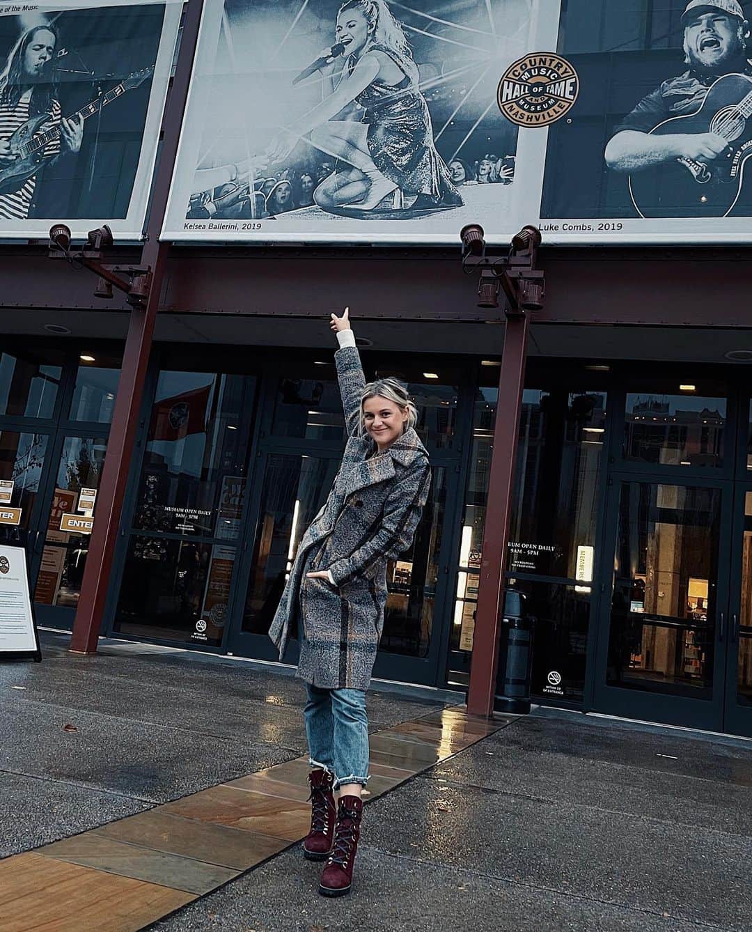 Kelsea Balleriniのインスタグラム：「one of my favorite tour moments captured is now displayed outside of the country music hall of fame 🥺 🤍 this is so special thank you @officialcmhof & @_blythethomas」