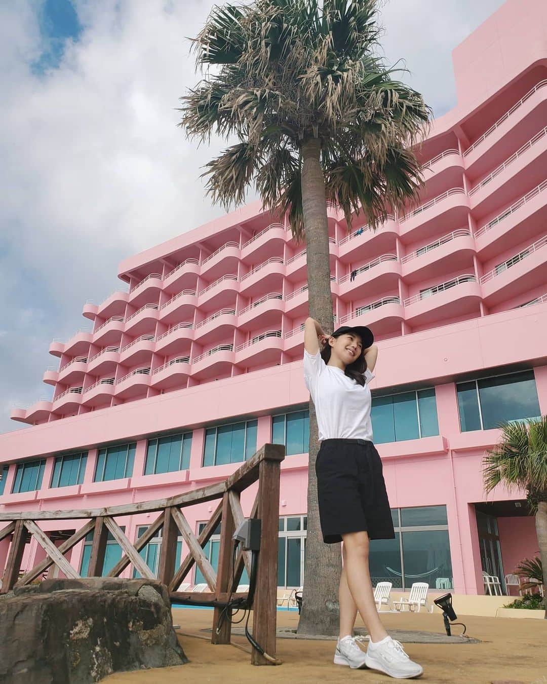 保坂玲奈さんのインスタグラム写真 - (保坂玲奈Instagram)「種子島初上陸🤍  JAXAも行こうと思って @tomsachs のTシャツ着てきたけど 時間が足りず行けなかった😂 (トムサックスはNASA)  ピンクの可愛いホテル真ん前のビーチで サーフィンの練習した🌴  #サーフトリップ#種子島」11月23日 7時40分 - __renao_0707