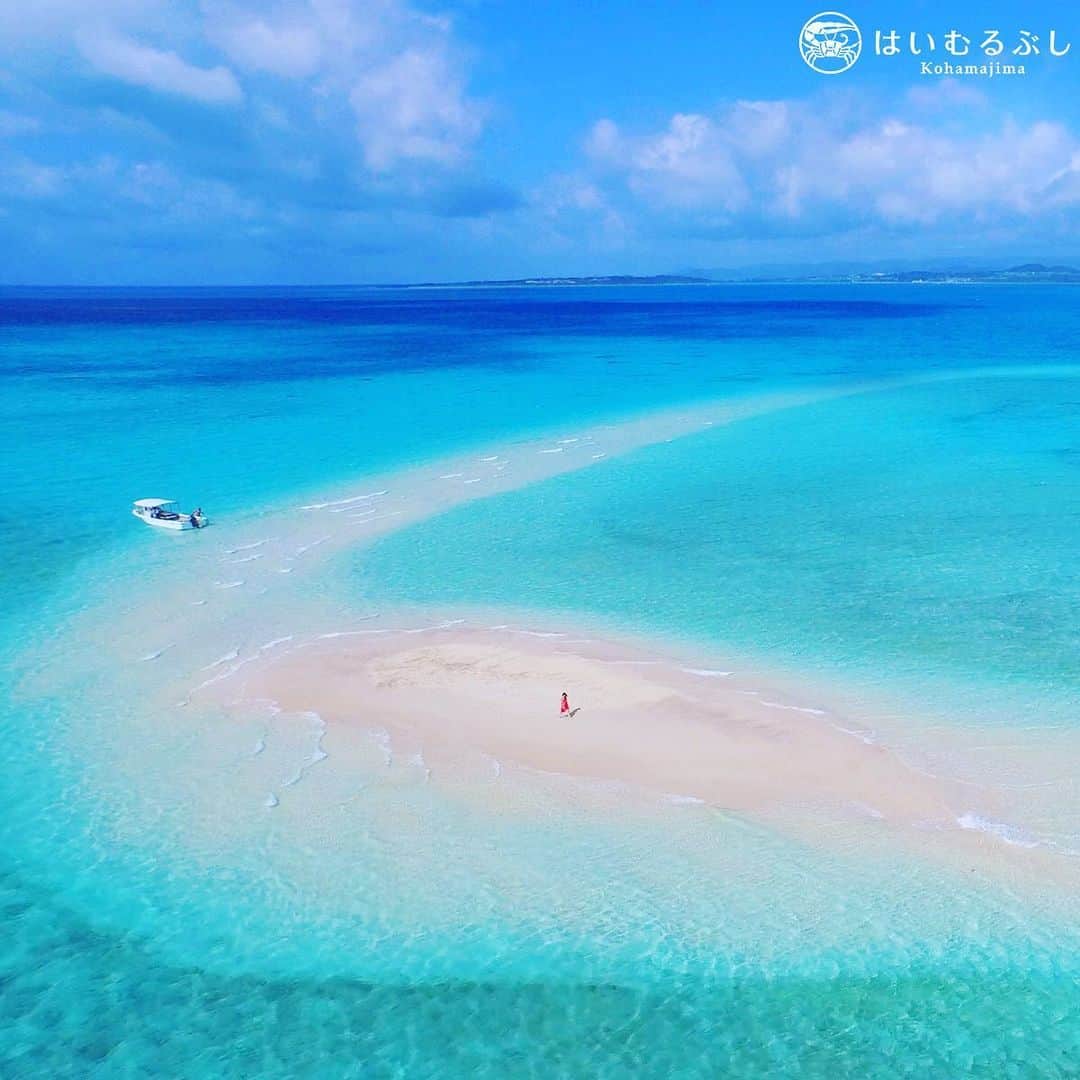 HAIMURUBUSHI はいむるぶしさんのインスタグラム写真 - (HAIMURUBUSHI はいむるぶしInstagram)「小浜島・はいむるぶしから癒しの風景をお届けします。 小浜島と竹富島の間に、サンゴの砂でできた白い島があります。 潮が引くと姿を現すことから「幻の島」の愛称で人気があるスポット「浜島」。 青と白の美しい景色に魅せられる絶景が広がっています。 #沖縄 #八重山諸島 #浜島 #幻の島　#ツアー #サンゴ #砂浜 #小浜島 #リゾート #ホテル #はいむるぶし」11月23日 7時39分 - haimurubushi_resorts