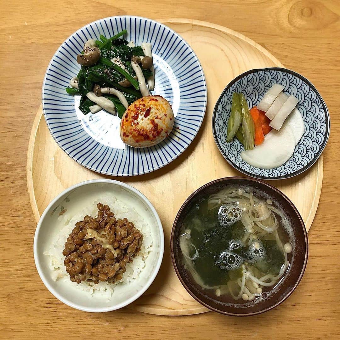 みのり(26)＠東京 ダイエットのインスタグラム：「朝 . . 納豆ごはん ほうれん草のソテー 辛い味につけたゆでたまご 糠漬け えのきの味噌汁 . . . 今日は勤労感謝の日ですね。 . パパ、ママありがとう〜 . . . って、わいのは誰が感謝してくれるのん？ (自分、昨日も今日も明日もこの先もお疲れさん) . . お仕事で出るお弁当や外食は、 わりとヘビーなので、 . おうちの冷蔵庫には 植物性タンパク質と卵、 あと、発酵食品しかありません。笑 . . 朝ごはんのおデザは、 腸内環境を整えてくれる系ヨーグルトです。 . . 腸内環境を整えるものが ダイエットを制すんですよ。(どやぁ) . . ◉ライザップ公認の紹介アンバサダーです。 〜紹介特典で、お安く入会できます〜 . ▶︎全国どの店舗でもOK ▶︎カウンセリング予約前にご連絡ください . 📺RIZAP TVCM出演 🏅RIZAP BMG ファイナリスト2017.2018 . #rizap #ライザップ #ダイエット #diet #レコーディングダイエット #ダイエッター #公開ダイエット  #朝ごはん #morning #食べて痩せる #おうちごはん #糖質制限 #低糖質ダイエット #和食 #クッキングラム #自炊女子 #腸内環境 #食事管理 #栄養  #cleanmeals  #lowglycemic  #まいにちごはん部#腸活ダイエット　#勤労感謝の日」