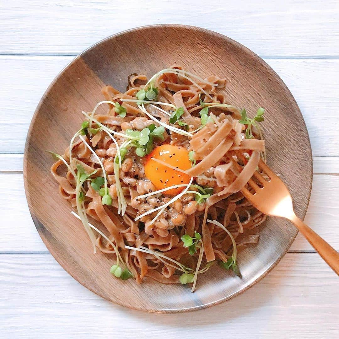 岩佐しおりのインスタグラム：「✔️🍝✨ ・ おはようございます☀ 今朝はパスタの気分で @tanakaofficial ちゃんが 載せてて美味しそうだなって 思った納豆パスタ作った👩‍🍳 味付けはバターと塩昆布だけ✨ @basefood_tokyo さんの base pastaで作ったよ✌️ お陰様で罪悪感ゼロで 美味しく頂きました🙈💕 ・ ◎納豆パスタ ・ #しおごはん #朝ごはん #休日ごはん #パスタ #完全栄養食 #basefoodlife」