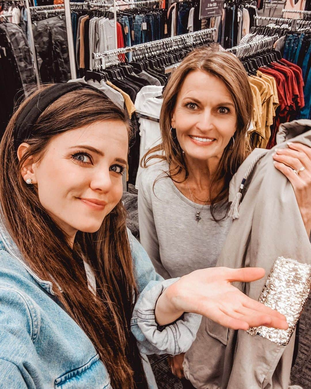 ティファニー・アルボードさんのインスタグラム写真 - (ティファニー・アルボードInstagram)「🎉 To my adventure buddy, shopping buddy, nail buddy, travel buddy, & more!! HAPPY BIRTHDAY MOM!! 🎊😊❤️  - 💭 She is the kindest, most generous, thoughtful person I know. She is so brave & strong & courageous. I look up to her in so many ways! Despite this year being so hard she loves so deep and always has more to give. I’m beyond thankful for her & her heart. (She is in California helping me move-in while I came to Utah to be part of a film. So we’ve switched places this weekend 😅) it just shows how supportive & selfless she is! ❤️ @cheriealvord」11月23日 7時46分 - tiffanyalvord