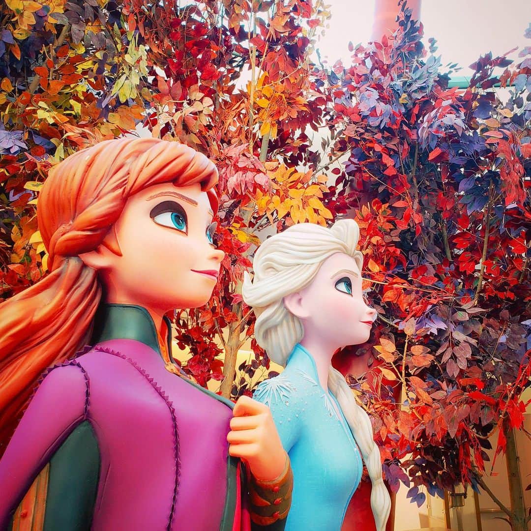 NARA YOUNさんのインスタグラム写真 - (NARA YOUNInstagram)「Happy Anniversary #Frozen2 🍁❄️ Please keep our studio safe from COVID-19 Anna and Elsa 🙏🏻 Everybody stay safe and protect each other so that we can unite again soon. ♥️ 벌써 일년이 눈 깜빡할 사이에 지났네... 8개월동안 못본 우리 #겨울왕국 sisters.. 우리 스튜디오를 COVID 로부터 잘 지켜 다오 🙏🏻 하루 빨리 다시 아나 와 엘사를 다시 볼 수 있길 🍁❄️ . .  #Disney #DisneyAnimation #FROZEN #디즈니 #디즈니애니메이션 #디즈니애니메이터 #animation #겨울왕국2 #애니메이션 #윤나라애니메이터 #윤나라애니메이션 #ディズニー #ディズニーアニメ #ディズニーアニメーション #アナと雪の女王 #アナと雪の女王2 #animation #anna #elsa #아나 #엘사」11月23日 7時47分 - oonaraoo