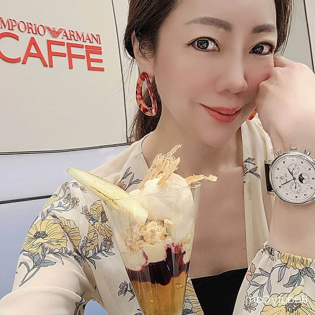 のインスタグラム：「西日本初となる「エンポリオ アルマーニ カフェ」が20日に心斎橋パルコにオープン😍 さっそく女子5人でランチに行きました  パニーニや生ハムなどをたべて デザートは限定のパフェ「洋梨とジャスミン カラメルのパフェ」を  今回の私達のドレスコードは @loborjapan  の時計 私はパーペチャルを着けてます  #emporioarmanicafe  #アルマーニカフェ #lobor #腕時計 #armani」