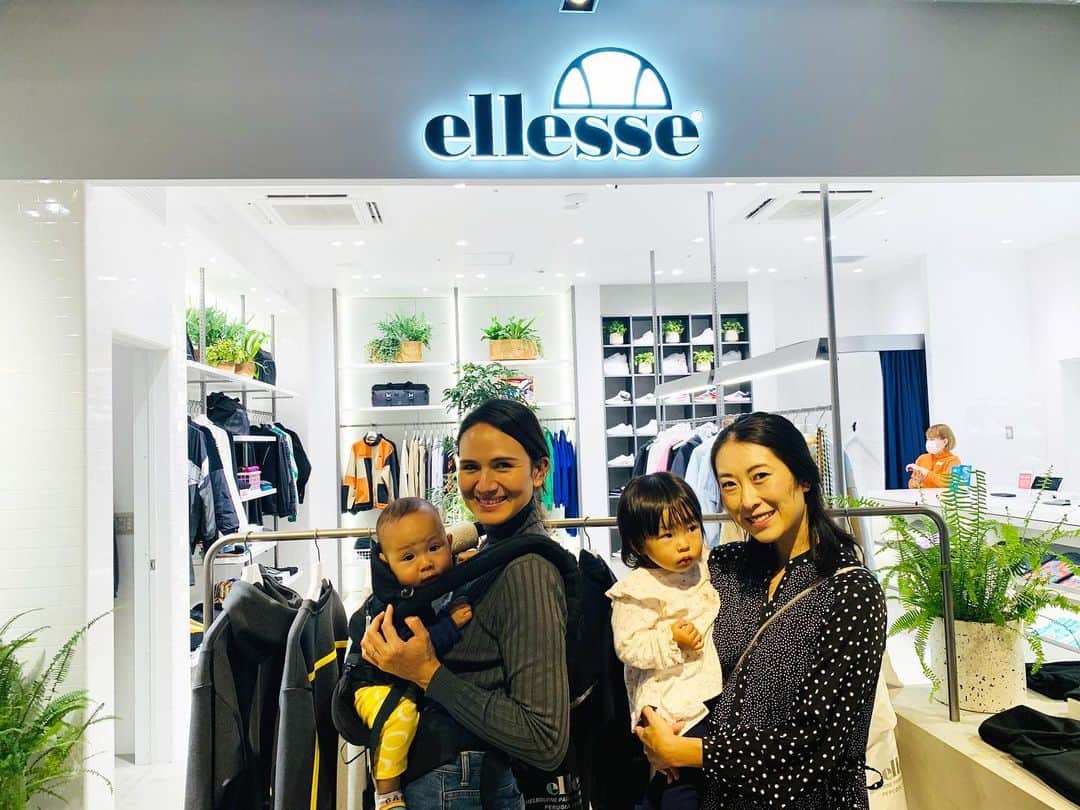 瀬間友里加のインスタグラム：「先日宮下パークにある@ellesse_tokyo へ遊びに行きました✨テニスウェアはありませんがテニススピリッツが感じられるお洋服もありエレッセらしいウェアがありました💕限定Tシャツもあるので是非遊びにきてくださいねー☺️宮下パークは4階が公園になっていて気持ちよかった✨子連れでも行きやすい👏✨#ellesse #エレッセ#ellessetokyo #エレッセトーキョー」