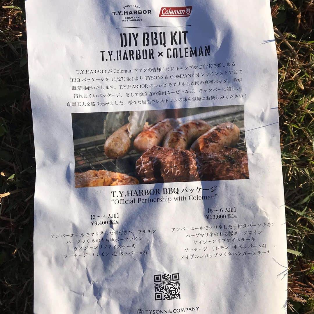 井手大介のインスタグラム：「キャンプでも自宅でもBBQが楽しめる最初からシェフが味付けしたお肉の詰め合わせをT.Y.HARBORとコールマンが作ったってことで発売前に特別にゲット。まずは極厚のハーブマリネのもち豚ポークロインとソーセージ（レモン、ペッパー）を炭火で焼いていただきました。ポークロインは甘い味付けが幸せ。ソーセージはビールが進み過ぎ。これはリピートしたくなる！残りも楽しみだ。11／27に発売だそうです。#coleman #tyharbor #tyharborbrewery #colemancamp2020   http://store.tysons.jp」