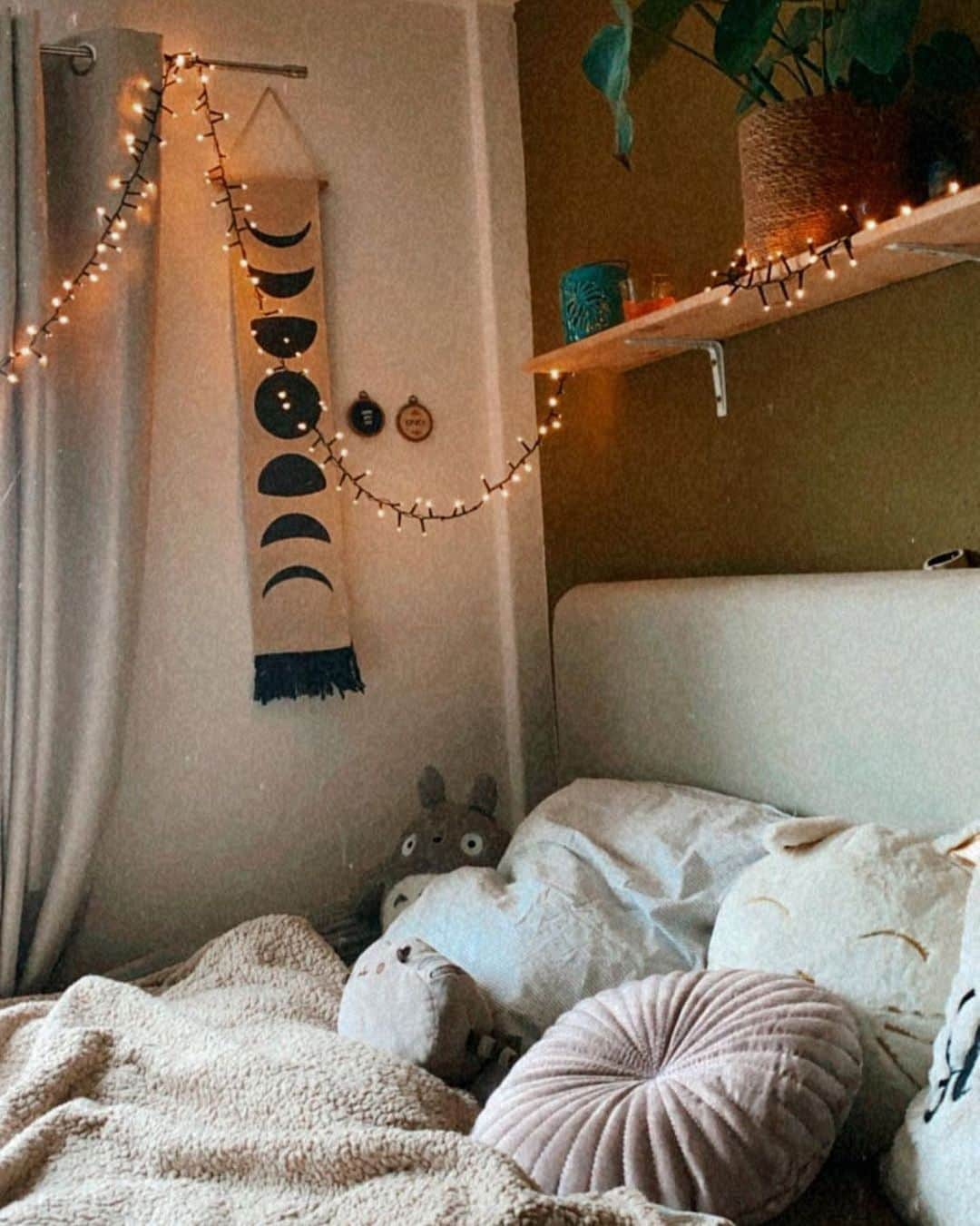 Urban Outfittersさんのインスタグラム写真 - (Urban OutfittersInstagram)「Nothing cozier than this, @inkedcrybaby. #UOHome」11月23日 7時58分 - urbanoutfitters