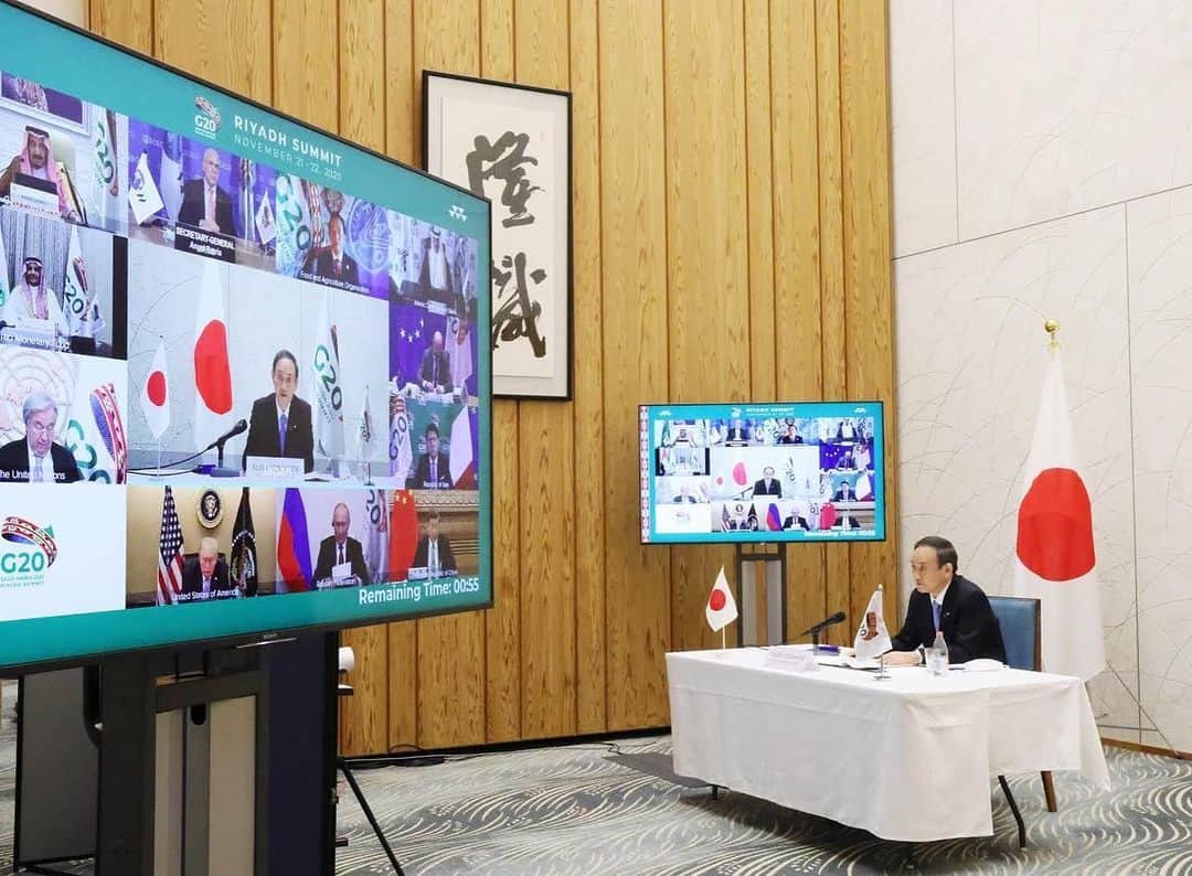 首相官邸さんのインスタグラム写真 - (首相官邸Instagram)「G20リヤド・サミットに出席しました。G20各国首脳との間で、感染症への対応、国際経済の回復、デジタル化をはじめ、ポストコロナの国際秩序づくりを、G20が主導していくことを確認しました。また、G20各国から来年の東京オリンピック・パラリンピック開催への支持を得ました。  #G20 #G20リヤドサミット @suga.yoshihide」11月23日 8時00分 - kantei