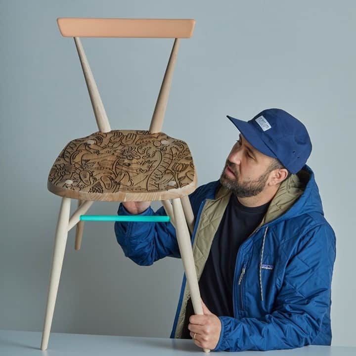 HYPEBEASTさんのインスタグラム写真 - (HYPEBEASTInstagram)「@hypebeastart: Steven Harrington has teamed with Ercol‘s @lercolanidesign for a new Stacking Chair design, his first-ever furniture collaboration. Drawing upon an original 1956 design by Ercol founder Lucian Ercolan, the co-created product from LA-based artist and renown British company combines heritage quality and understated design with a touch of modern pop art for a unique look.⁠ Photo: L.ercolani」11月23日 8時01分 - hypebeast