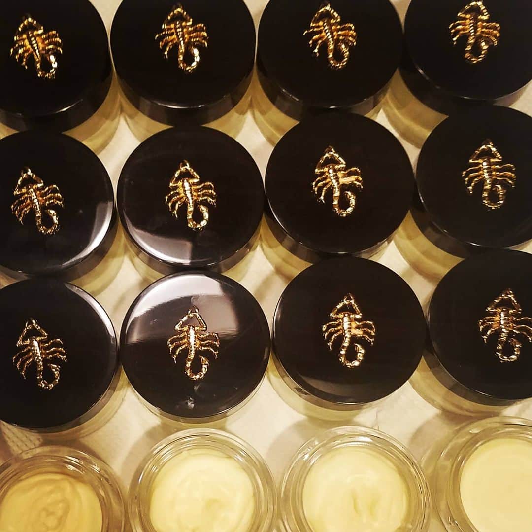 のインスタグラム：「GASOLINE GLAMOUR X SCORPION +  NEW GASOLINEGLAMOUR.COM LAUNCHING 2021  SCORPION BUTTER #ORGANIC #ORGANICSKINCARE #VEGAN #VEGANSKINCARE #CLEANSKINCARE #GREENBEAUTY #CRUELTYFREE #ECOBEAUTY #NONTOXIC #CANDLES  #PERFUME #SKINCARE  #EMPIRE #IDONTQUIT #BURYYOURDOUBTS #OFTENIMITATEDNEVERDUPLICATED #WOMAN #FIGHTER #TRUEGRIT  #TRYME  #THEONLYLAWISSURVIVAL #PLAYFORBLOOD #DONTTAKEANYSHIT  #LOVERULES #RAREFIND #THEONEYOUFEED  #GASOLINEGLAMOUR #GASOLINEGLAMOURXSCORPION #SCORPIONPOWER #ITSNOTBRAGGINGIFYOUCANBACKITUP 🦂🖤👑♠️⚡💎 GUTSY POWERFUL HONEST CLEAN CRUELTY FREE VEGAN SKINCARE 4EVERYONE SMALL BATCH HANDMADE IN LA」