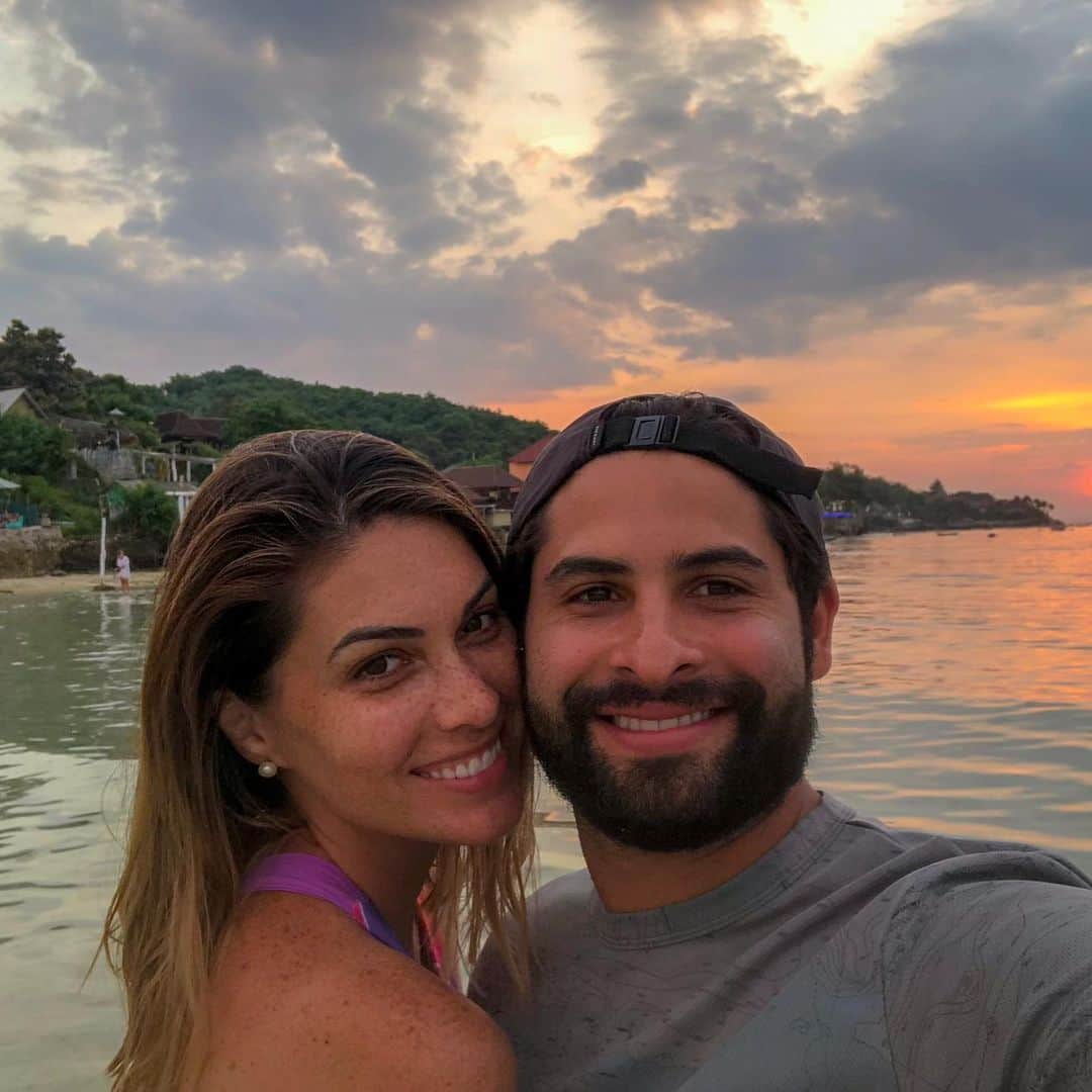María Gabriela Isler Moralesのインスタグラム：「𝐄𝐧𝐚𝐦ó𝐫𝐚𝐭𝐞 𝐝𝐞 𝐪𝐮𝐢𝐞𝐧 𝐭𝐞 𝐡𝐚𝐠𝐚 𝐞𝐧𝐚𝐦𝐨𝐫𝐚𝐫𝐭𝐞 𝐜𝐚𝐝𝐚 𝐝í𝐚 𝐦á𝐬 𝐝𝐞 𝐓𝐈 ✨.⁣ ⁣ Enamórate de alguien que:⁣ ⁣ • Te muestre tus oportunidades de mejora 💪🏼, no de quien te señale siempre tus defectos⁣  ⁣ • Cree y confía en tus ideas 💡, no de quien subestime tus capacidades y talentos⁣ ⁣ • Te abrace apretado cuando lo necesites 🤗, no de quien te juzgue⁣  ⁣ • Te haga reír a carcajadas hasta que te duela la barriga 🤣, no de quien te haga siempre enojar o sentir culpable⁣ ⁣ • Te sorprenda positivamente sin razón alguna 🌷, no de quien siempre espera algo de ti⁣ ⁣ • Te escuche y respete tu criterio 😏,no de quien quiera imponerte el suyo⁣ ⁣ • Te respete en cada momento 🙌🏼, no de quien te irrespete siempre que pueda⁣ ⁣ • Resuelva las diferencias con una conversación sensata 🗣, no de quien te lastime con hechos o con palabras ⁣ ⁣ • Tenga planes de vida que te incluyan 💞, no de quien piense únicamente en él o ella sin pensar en ustedes como pareja ⁣ • Comparta tus valores y principios de vida 🤍, no de quien te aleje de aquello que le da paz a tu alma y corazón ⁣ ⁣ • Se sienta orgullos@ de tus logros 💥, no de quien te haga sentir que tu esfuerzo nunca es suficiente ⁣ ⁣ • Ame y valore tus imperfecciones 🌚, no de quien quiera cambiarlas ⁣ ⁣ • Disfrute verte FELIZ con tu familia y amig@s 🥰, no de quien te quiera alejar de ellos⁣ ⁣ • Te quiera en las malas, en tus días, y sin filtros 😜, no de quien pretenda que eres perfect@ ⁣ ⁣ ¡Enamórate de quien te haga ser la mejor versión de ti! 🌟 ⁣ Comparte un ♥️ en los comentarios si resuenas con este sentir.   Por si las dudas, yo me enamoré de mi gochito @albertoadft al cuál aprecio con locura 😍.   #Love #couplegoals #Enamóratedeti #Amor」