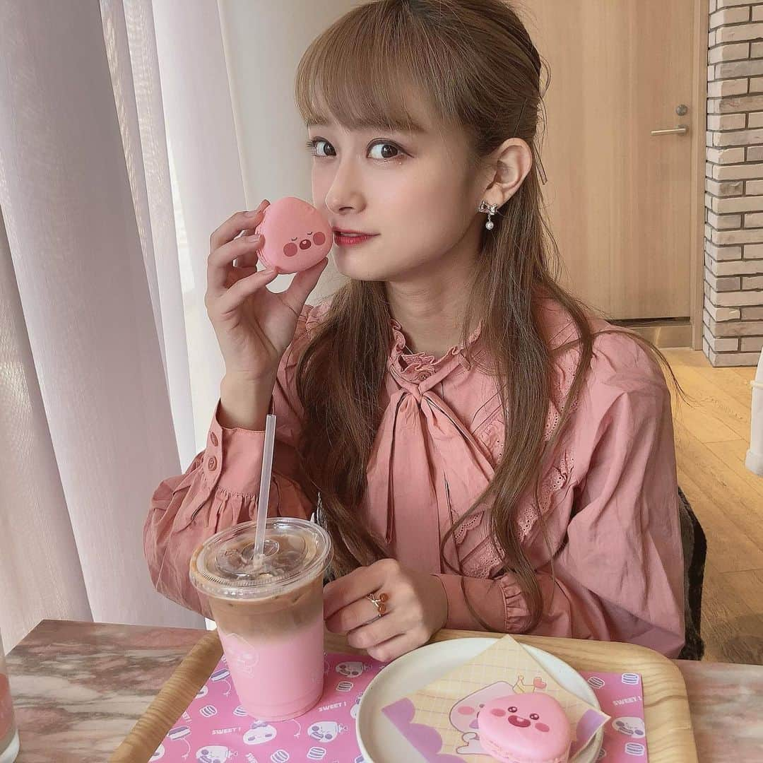 奈良怜那のインスタグラム：「韓国で流行ってるapeach cafe☕️ マカロンがおいしすぎた( ⸝⸝•ᴗ•⸝⸝ )  #表参道#harajukucafe#cafe#하라주쿠#하라주쿠카페#表参道カフェ#omotesando#오모테산도#카카오프렌즈#kakaofriends#어피치#lfl#apeach#pink#핑크#아이돌#의#휴일#일상#apeachcafe#アピーチ#アピーチカフェ#マカロン」