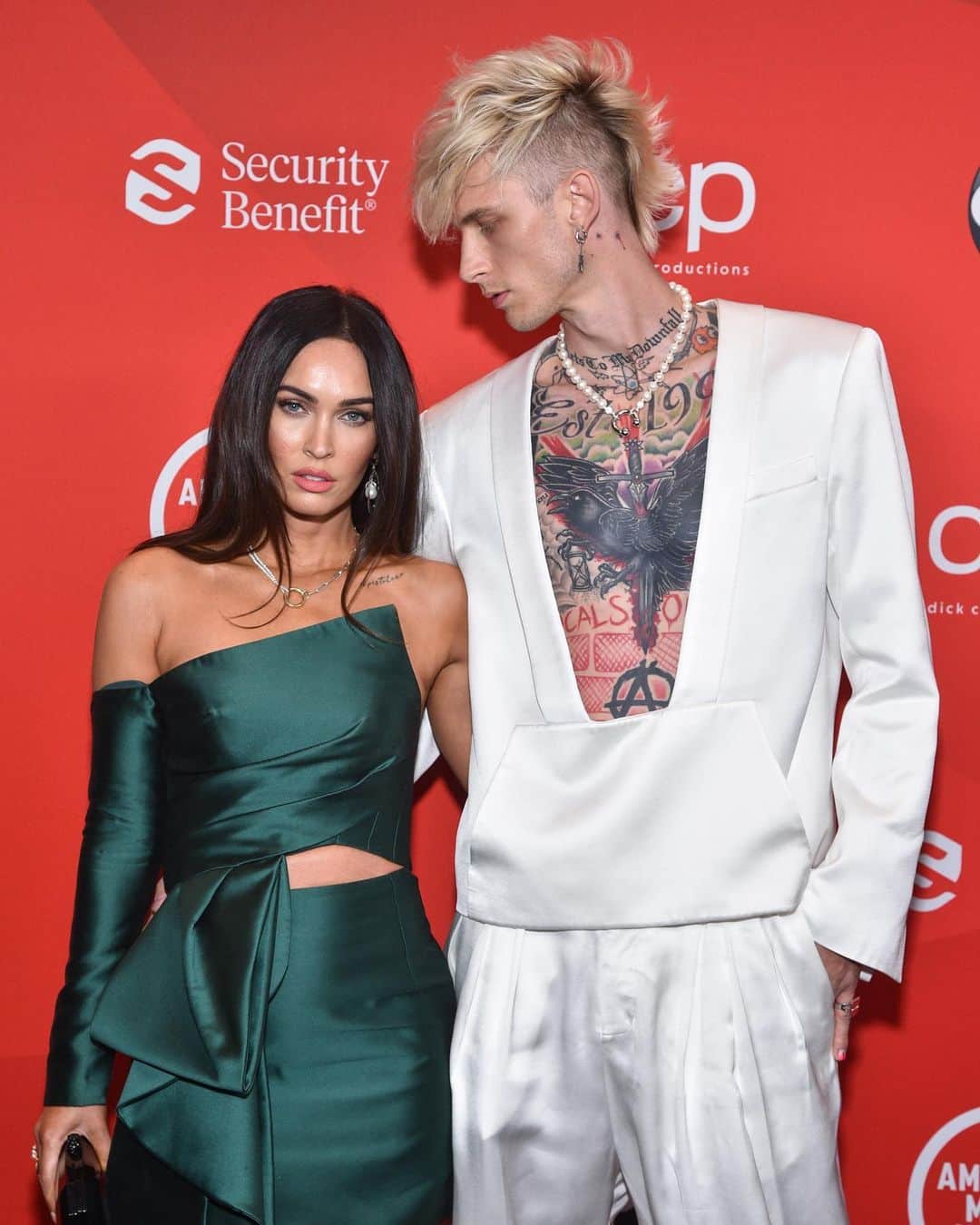 Just Jaredさんのインスタグラム写真 - (Just JaredInstagram)「@machinegunkelly in @balmain and @meganfox @azziandosta. Visit Just Jared now for all the pics and videos from the @amas! #MachineGunKelly #Balmain #MeganFox #AzziAndOsta #AMAs  Photos: Getty/ABC」11月23日 8時23分 - justjared