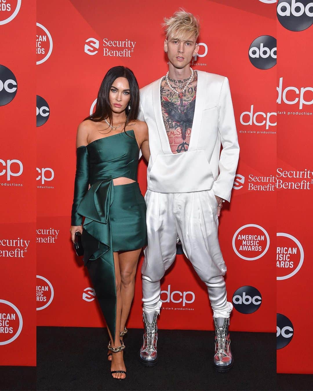Just Jaredさんのインスタグラム写真 - (Just JaredInstagram)「@machinegunkelly in @balmain and @meganfox @azziandosta. Visit Just Jared now for all the pics and videos from the @amas! #MachineGunKelly #Balmain #MeganFox #AzziAndOsta #AMAs  Photos: Getty/ABC」11月23日 8時23分 - justjared