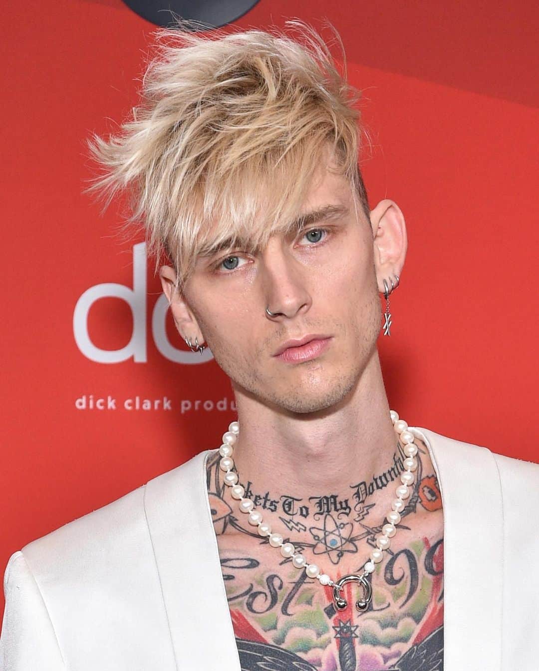 Just Jaredさんのインスタグラム写真 - (Just JaredInstagram)「@machinegunkelly in @balmain and @meganfox @azziandosta. Visit Just Jared now for all the pics and videos from the @amas! #MachineGunKelly #Balmain #MeganFox #AzziAndOsta #AMAs  Photos: Getty/ABC」11月23日 8時23分 - justjared