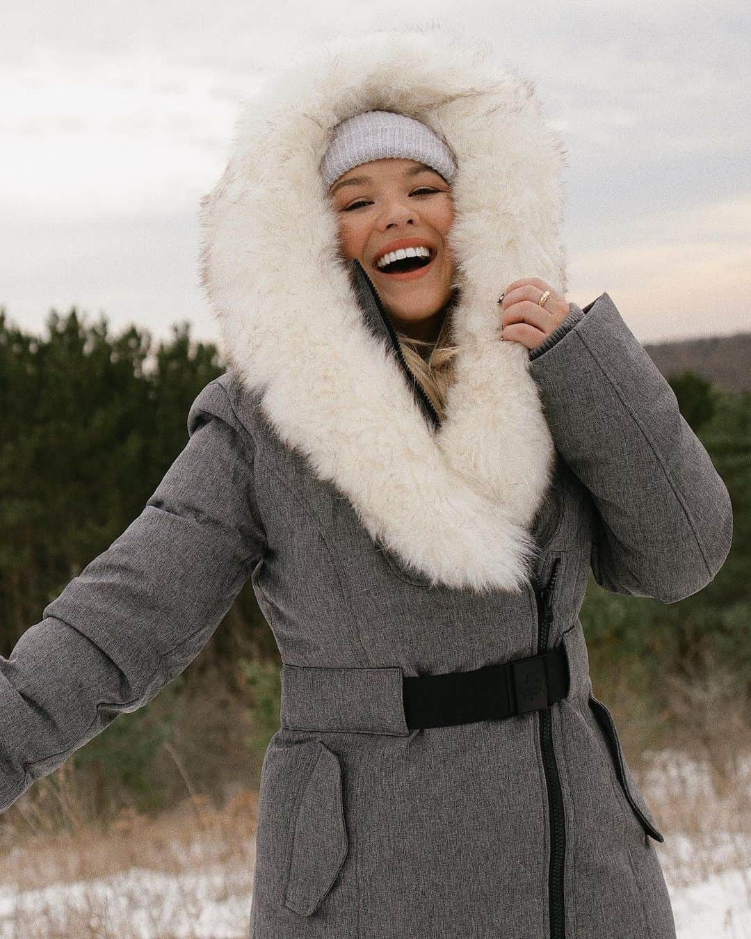 トーリ・ウェブスターのインスタグラム：「Level up your layers📈  @toboggancanada is the cozy, stylish, and warm coat you need for this winter season. 🤍🌨 Shop these extra-luxe styles and many more in my stories + link in bio! Use code Torri35 to save 35% off any purchase 👏🏻💸  #mytoboggan #GetOutAndPlay #WarmestJackets #ResponsiblyWarm AD」