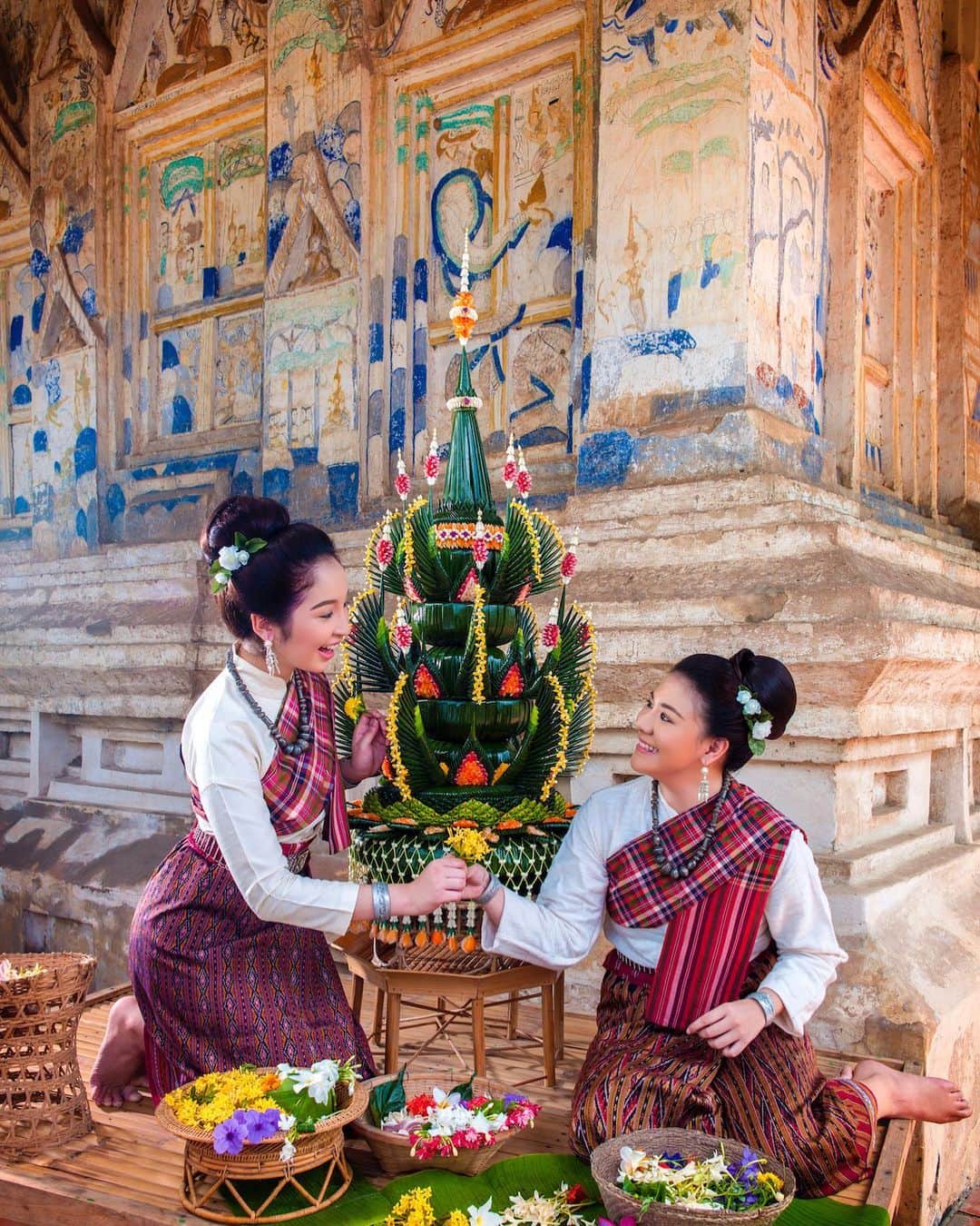 タイ国政府観光庁さんのインスタグラム写真 - (タイ国政府観光庁Instagram)「・﻿ ／﻿ コーンケーン県から﻿ おはようございます☀️﻿ ＼﻿ ﻿ コーンケーン県で行われている「バーイシー・スー・クワン」の写真をお届け📸﻿ ﻿ 「バーイシー・スー・クワン」は結婚や出産、旅立ちや新年などのイベントの際に安全や幸福を祈って行われるイサーン地方の儀式💁﻿ ﻿ バナナの葉を重ねて作った飾りが美しいですね☺️✨﻿ ﻿ 今週も体調に気をつけながら、1週間がんばりましょう😊﻿ ﻿ #今週も頑張ろう #タイ #コーンケーン #イサーン #ソンクラーン #世界のお祭り #お祭り写真部 #こんなタイ知らなかった #もっと知りタイ #タイを知りつくす #タイ旅行 #イサーン旅行 #旅好きな人と繋がりたい #旅行好きな人と繋がりたい #海外旅行 #thailand #khonkaen #khonkaentrip #isan #isantrip #loikrathong #thaifestival #thainess  #amazingthailand #thailandtravel #thailandtrip #thai #thaistagram #lovethailand」11月23日 8時21分 - amazingthailandjp