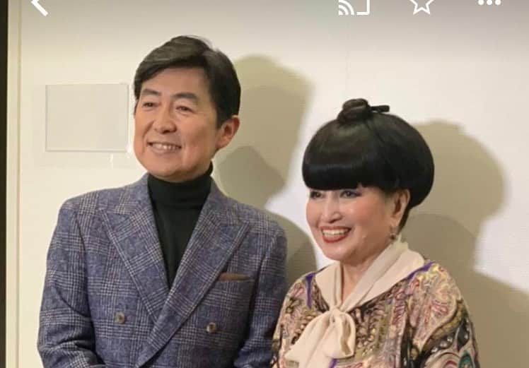 笠井信輔さんのインスタグラム写真 - (笠井信輔Instagram)「あす24日火曜日、 テレビ朝日系列「徹子の部屋」に再び出演させていただきます   去年12月の「徹子の部屋」出演裏話は、発売中のエッセイ「生きる力」に詳しく聞かせていただきました  「元気になったらまたいらっしゃいね」  徹子さんのこの言葉は、 自分の中の光となる目標でした 辛くても、闘い、乗り越えたい！と思えた その力の一つとなっていました  そうしたら 本当に、11ヶ月経って. 本当に、呼んでくださったんです！  感激しました・・・！  入院してからのいろいろなお話をさせていただきました  徹子さんの温かく包み込んでくださるかのような エネルギーと語り口にまた出会え 本当にこの日が迎えられて良かった！！！ そう、心の底から思える収録となりました   11ヵ月前の放送後の2shot記念写真はお守りでした 笑顔だけどやっぱり疲れてますね  前回と今回で楽屋前の写真も比較してみました  髪型と目力が違う…… がんの痛みが一番ひどい時でしたから仕方がありません   放送は、あす24日火曜日です  そうそう、本番中に突然、 【妻の動画サプライズメッセージ】 が流され相当うろたえました(笑)  記念写真は新たなお守りとなりました  みなさんからの感想も楽しみに待っていますね  それから、「生きる力」が書店に置いてない、自宅にまだ届かない、と言うコメントいろいろいただいてます  ごめんなさいね KADOKAWAさんにも対応をお願いしていますので、もう少しお待ち下さい  今回のスタジオ写真は、テレビ朝日からのものです」11月23日 8時21分 - shinsuke.kasai