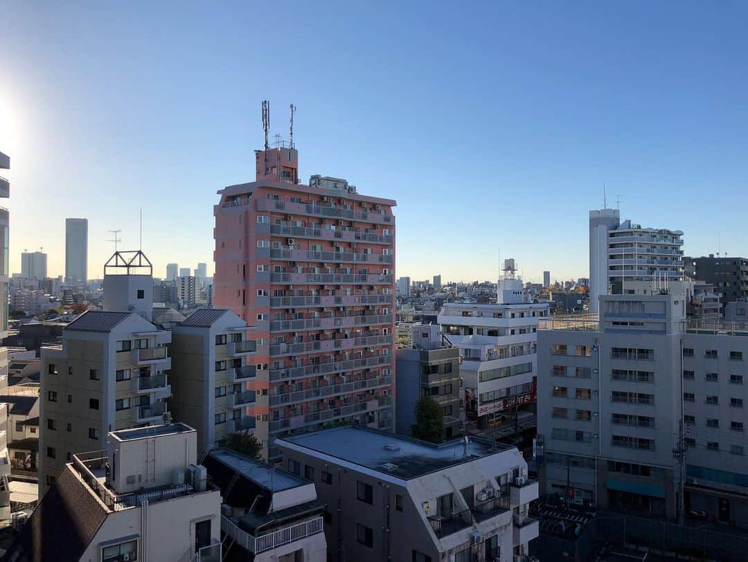 石井脩平さんのインスタグラム写真 - (石井脩平Instagram)「🌇🏙 🌞 Good Morning  TOKYO🗼 　 　 #どうせ今日もええ天気なんやろ #もうバレバレやねん #なんぼほど過ごしやすいねん #ええ加減にしいやほんま #結局BlueSkyやないか 　 #Tokyo #秋の3連休 #StaySafe」11月23日 8時25分 - presidentchan141