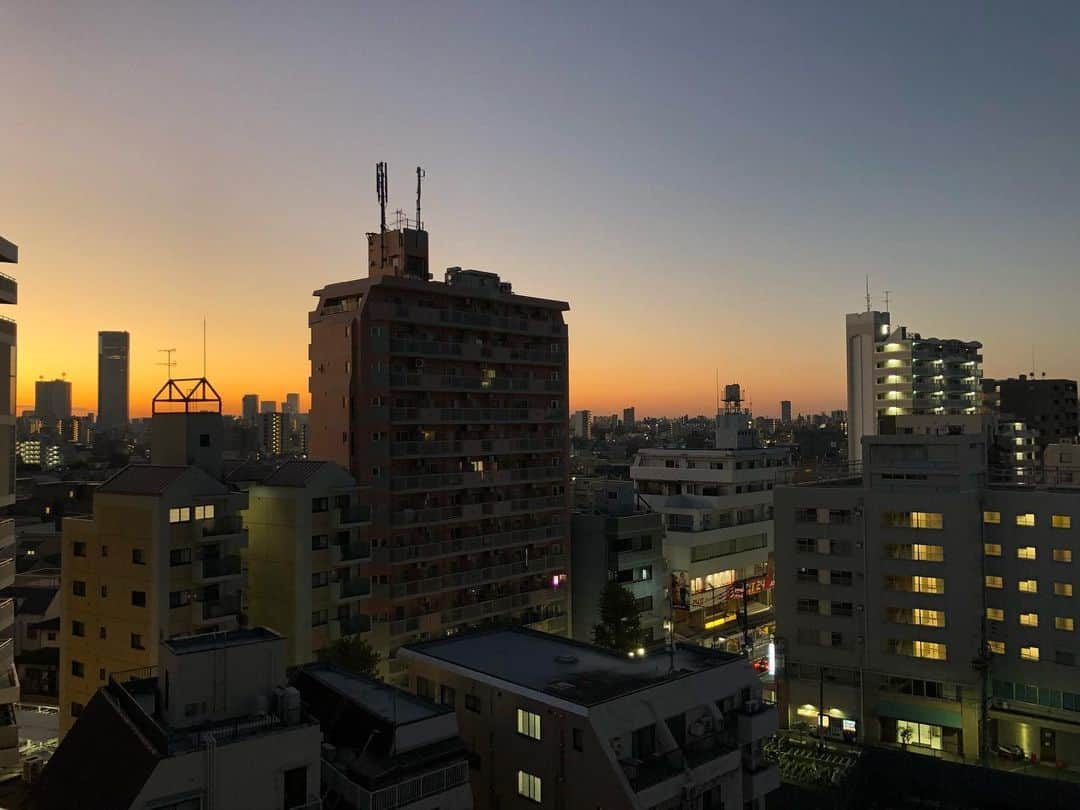 石井脩平さんのインスタグラム写真 - (石井脩平Instagram)「🌇🏙 🌞 Good Morning  TOKYO🗼 　 　 #どうせ今日もええ天気なんやろ #もうバレバレやねん #なんぼほど過ごしやすいねん #ええ加減にしいやほんま #結局BlueSkyやないか 　 #Tokyo #秋の3連休 #StaySafe」11月23日 8時25分 - presidentchan141