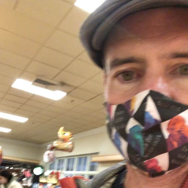 スコット・フォーリーのインスタグラム：「New store, new items. #thanksgivingshopping」