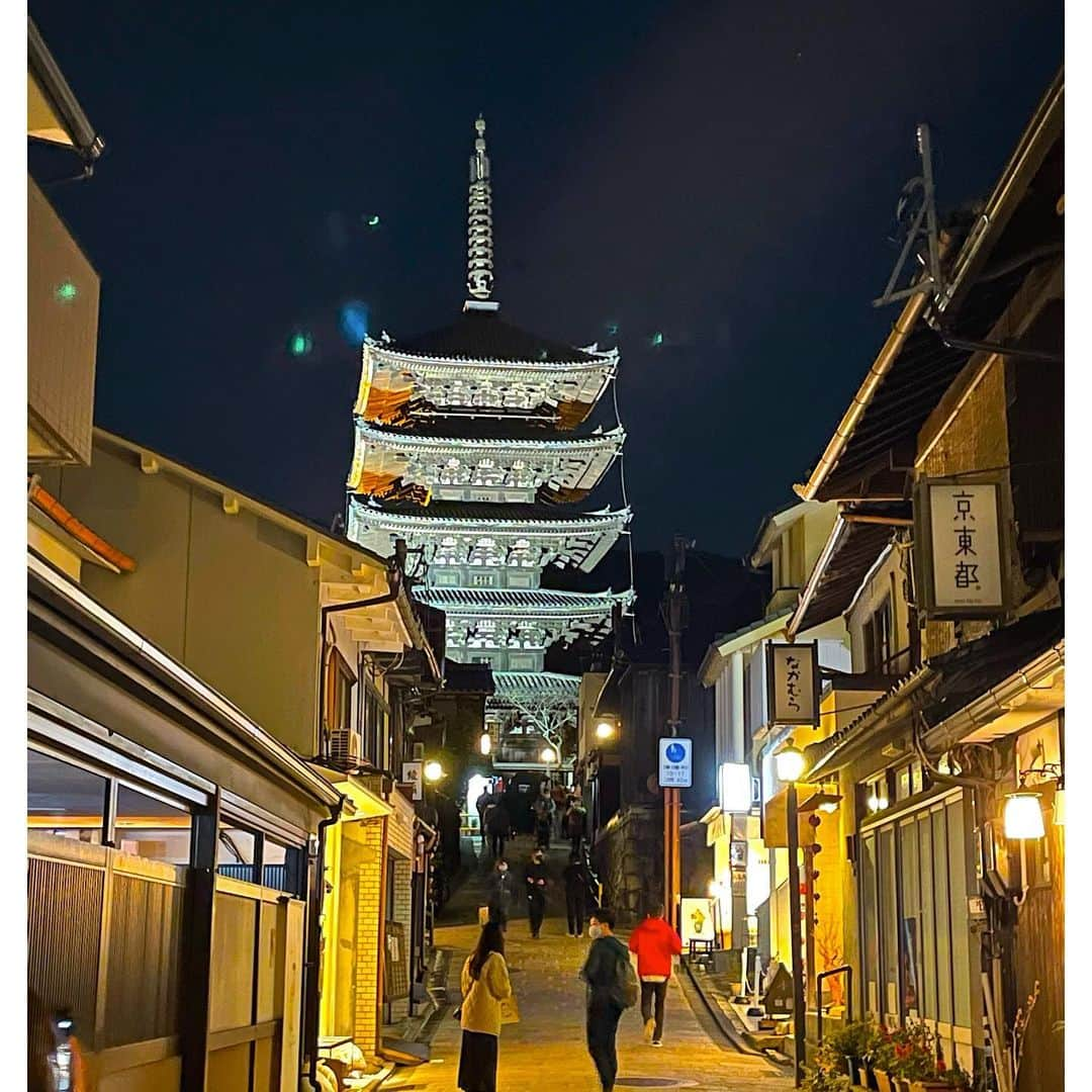 Yasuji Narutoさんのインスタグラム写真 - (Yasuji NarutoInstagram)「2020.11.21  南禅寺の紅葉と清水寺の夜間拝観に行ってきました  とてつもなく人が多いのにビックリしました  コロナ…ですよね？？ってくらい笑  まぁ自分も行ってるので人の事言えませんが笑  あとiPhone12のカメラが性能すごいです  画像加工してて気付きましたが小さい星の光まで撮れてました。  ナイトモードぱねぇす！  ぴえん超えてぱおんだわ←言いたいだけ」11月23日 8時40分 - norosuke