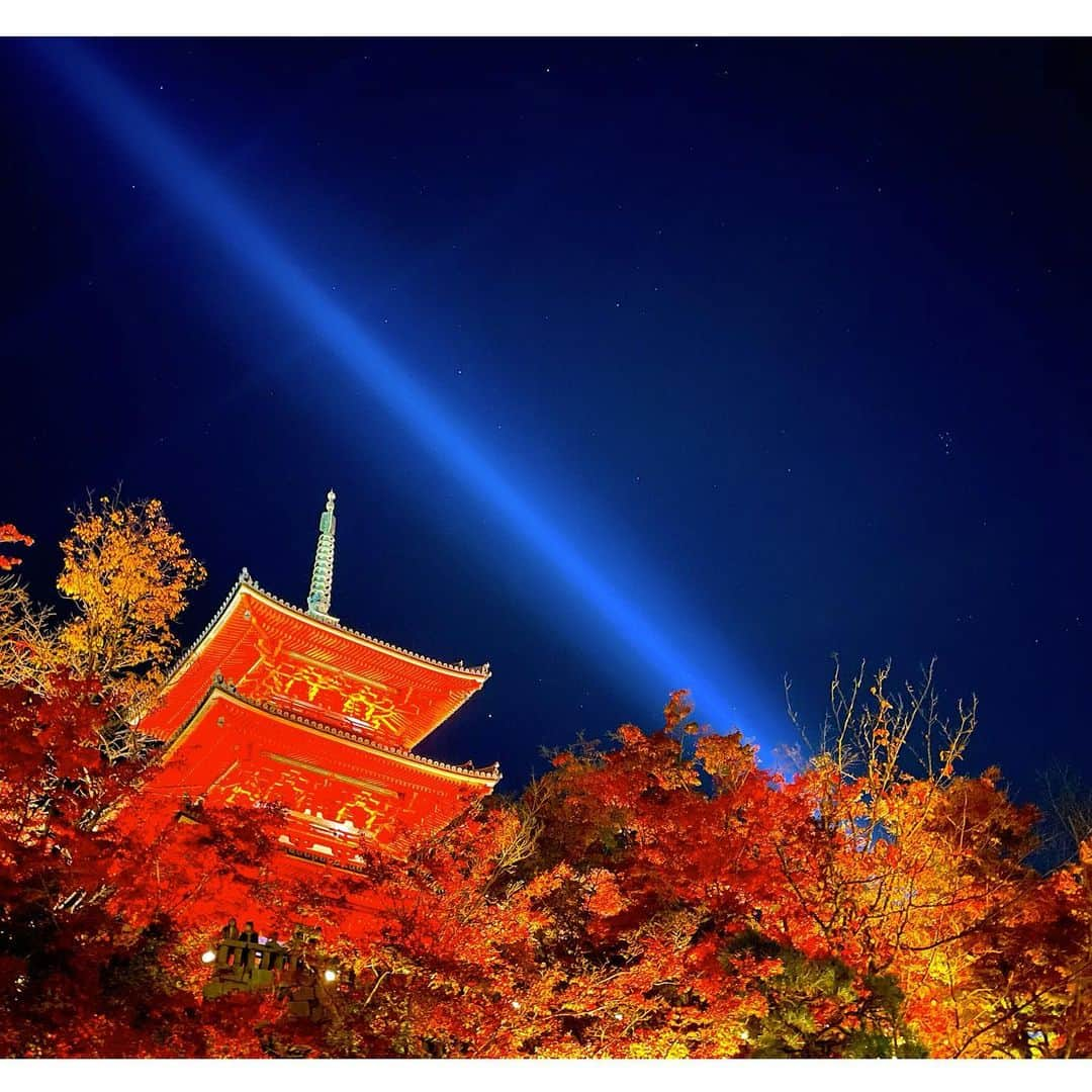 Yasuji Narutoのインスタグラム：「2020.11.21  南禅寺の紅葉と清水寺の夜間拝観に行ってきました  とてつもなく人が多いのにビックリしました  コロナ…ですよね？？ってくらい笑  まぁ自分も行ってるので人の事言えませんが笑  あとiPhone12のカメラが性能すごいです  画像加工してて気付きましたが小さい星の光まで撮れてました。  ナイトモードぱねぇす！  ぴえん超えてぱおんだわ←言いたいだけ」