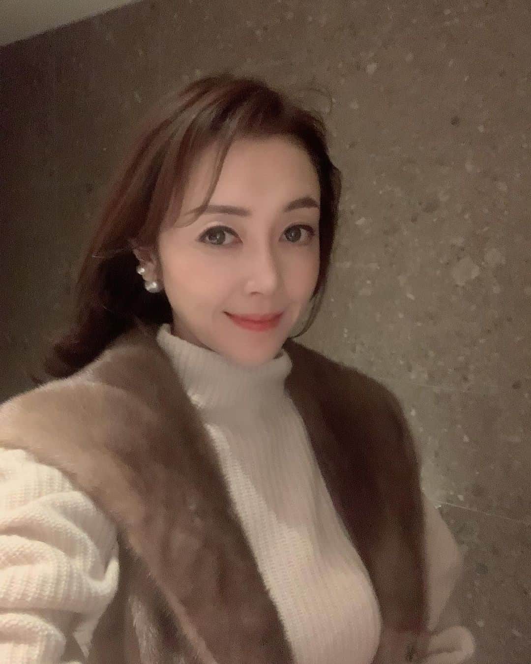 のインスタグラム：「連休最終日🇯🇵  今週も頑張っていきまっしょい💯🐣  #pastelmink#mink#akurarobe#akurarobefur @akurarobe_official  @sagafurs」