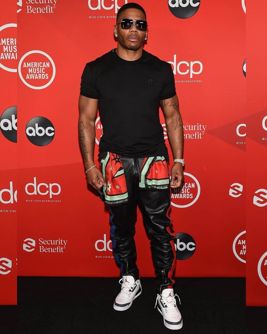 Just Jaredさんのインスタグラム写真 - (Just JaredInstagram)「@nelly comes out to celebrate the 20th anniversary of his diamond-selling album #CountryGrammar. Visit Just Jared now for all the pics and videos from the @amas! #Nelly  #AMAs Photos: Getty/ABC」11月23日 8時36分 - justjared