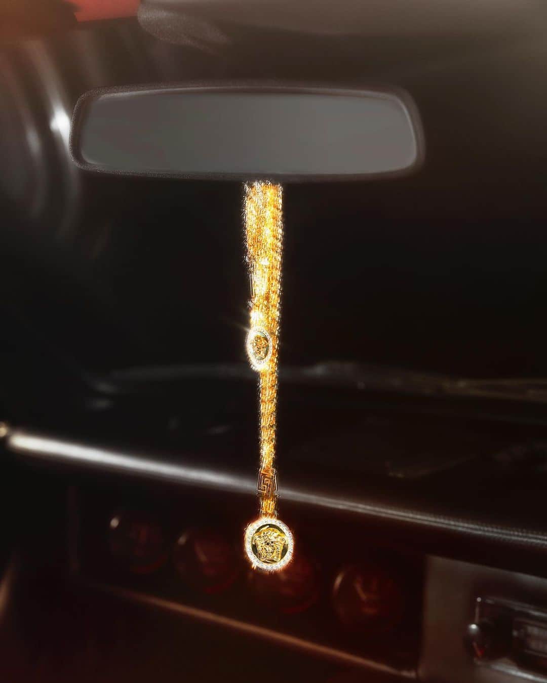 のインスタグラム：「Rear-view Medusa - find jewelry designs for him featuring iconic brand codes at the link in bio. #VersaceHoliday」