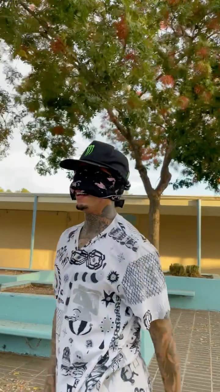 ナイジャ・ヒューストンのインスタグラム：「I can’t seeee! So much respect for all the homies that skate blind you guys are the shit🙌🏽」