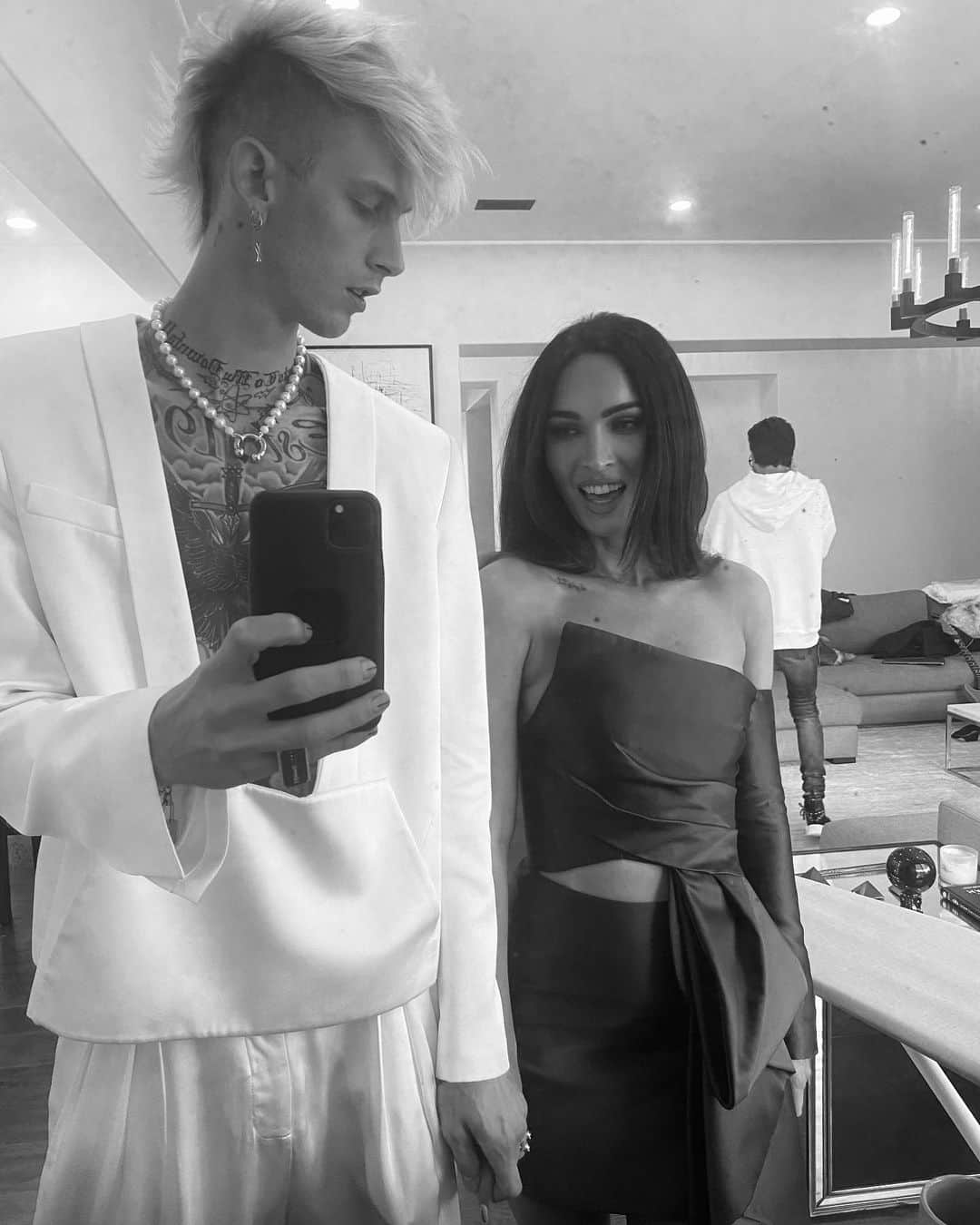 Young Gunnerさんのインスタグラム写真 - (Young GunnerInstagram)「slept next to a shotgun til she came into my life 🔫🥵 btw me and trav performing on @amas tonight」11月23日 8時44分 - machinegunkelly