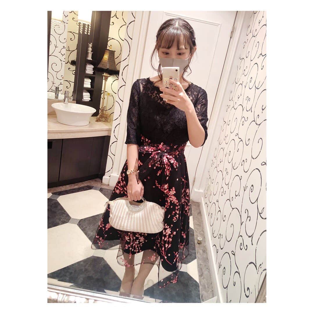 小河結香さんのインスタグラム写真 - (小河結香Instagram)「お友達の結婚式💒💕 写真載せて良いか分からなかったから ゲスト側の様子だけ✋ 美男美女の素敵なお式でした😍 コロナで延期になっちゃったけど 幸せいっぱいそうで本当に良かった💕 美女軍団に囲まれたお席で目の保養でした💖 本当にお幸せに…💍🍀 11/22良い夫婦の日に更新しようとして 1日過ぎた私です💧 #結婚式 #結婚式スタイル #結婚式コーデ #素敵な結婚式 #良い夫婦の日 #最強美女軍団」11月23日 8時49分 - yun2world